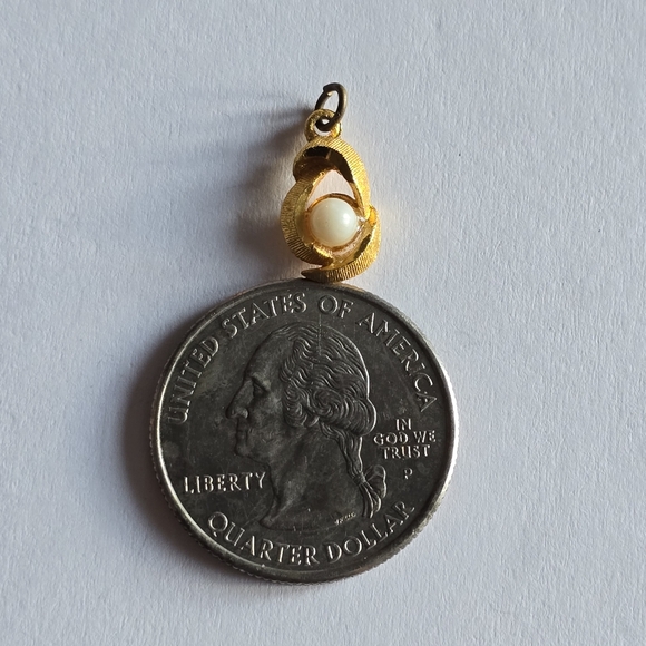 Vintage pendant charm gold tone white ball small dainty - Picture 4 of 6